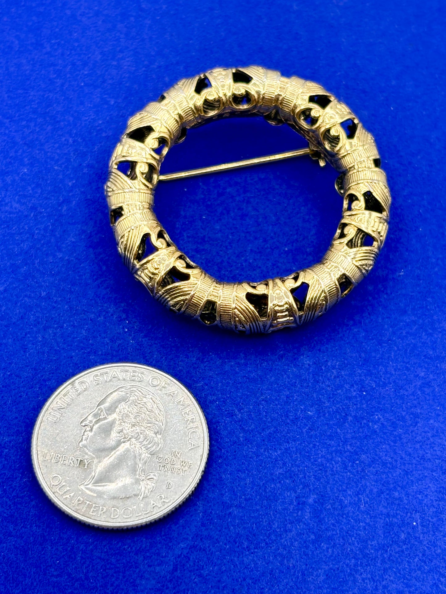 Vintage JBW Just The Right Thing Gold Tone Circle Brooch