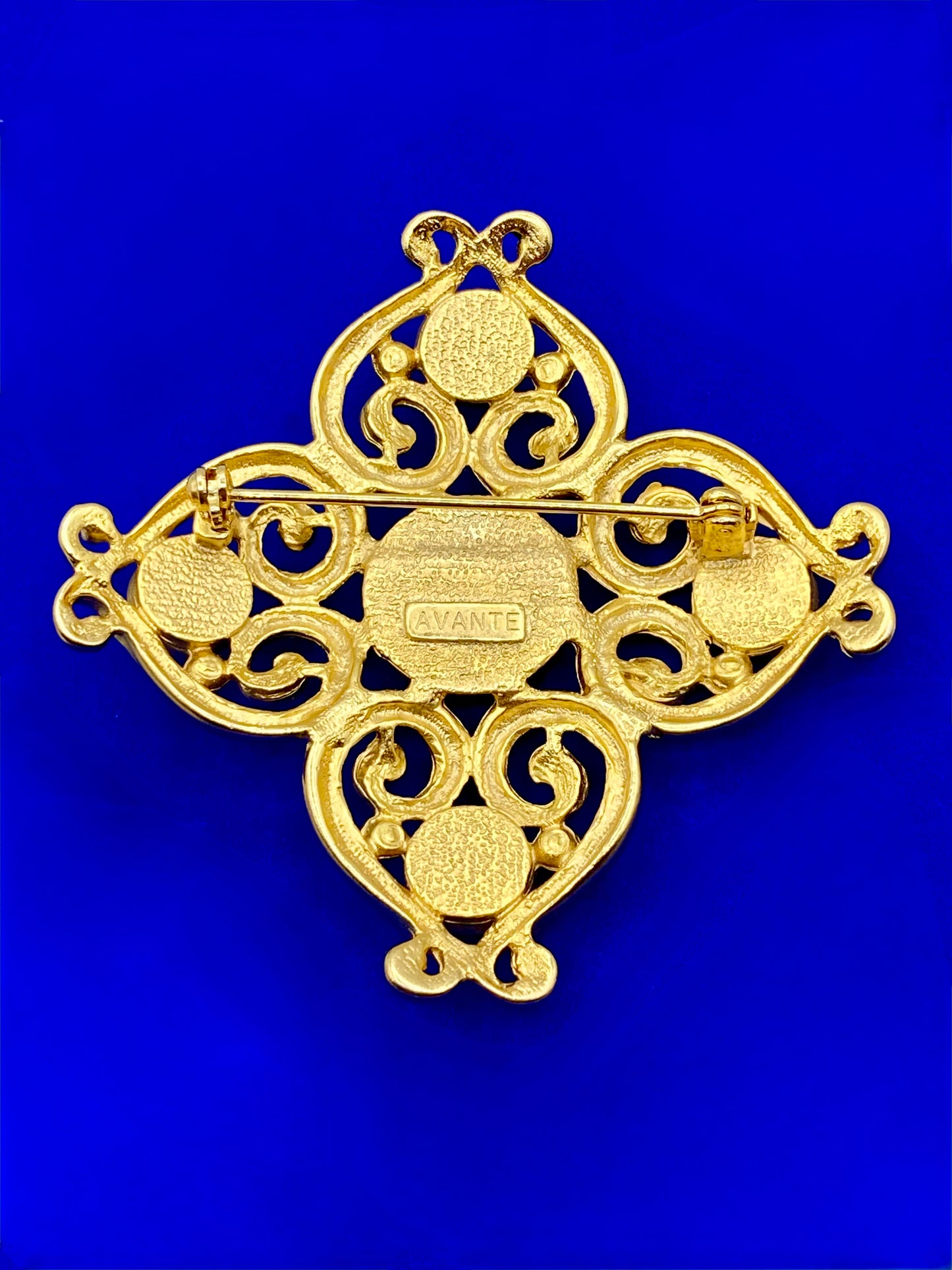 Vintage Avante Gold Tone Cabochon Brooch
