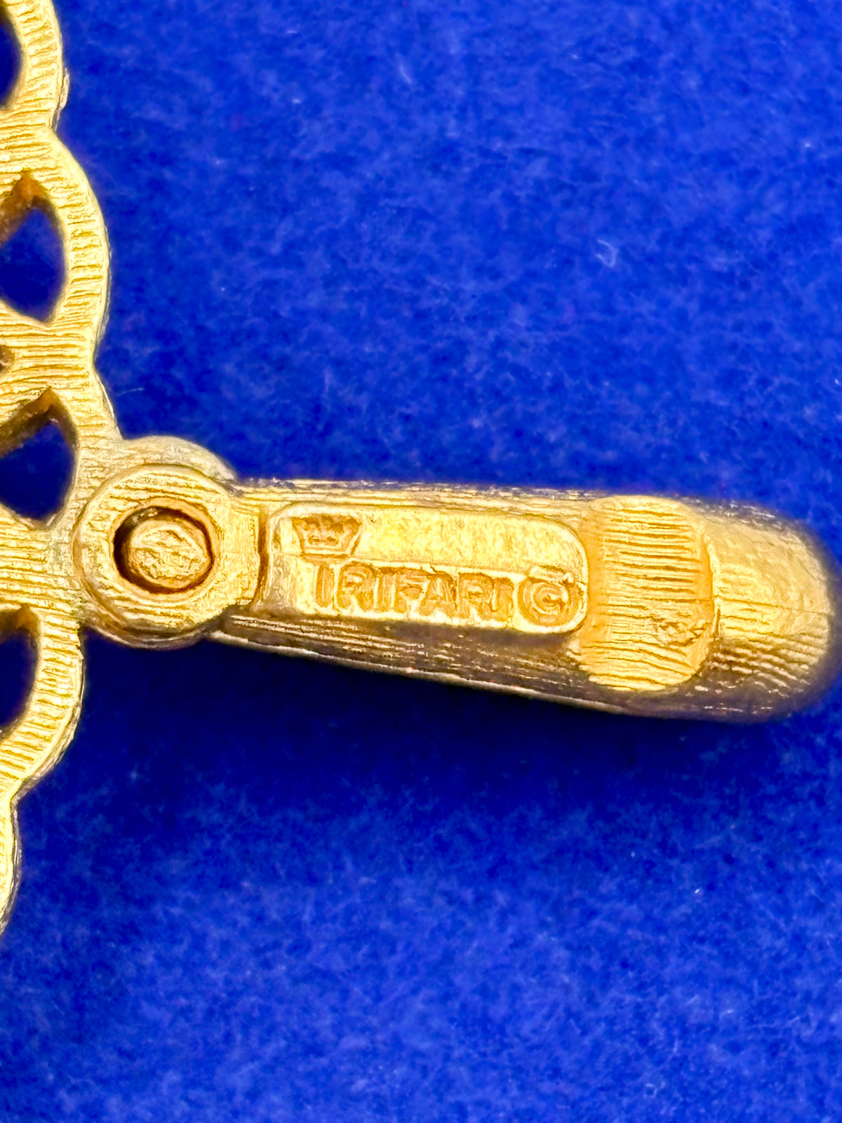 Vintage Crown Trifari Aquarius Zodiac Sign Carved Intaglio Glass Gold Tone Pendant