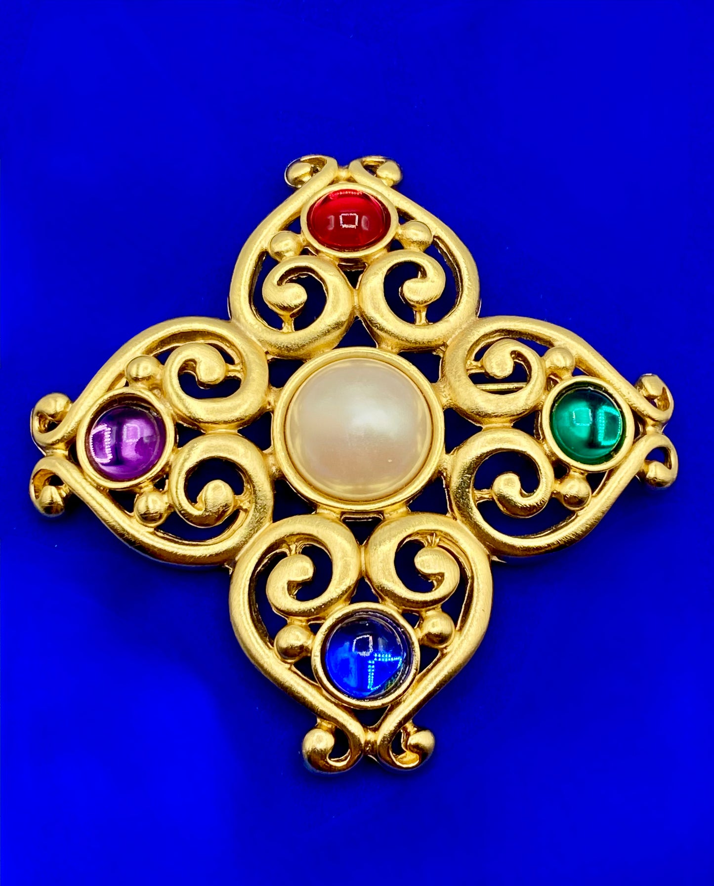 Vintage Avante Gold Tone Cabochon Brooch