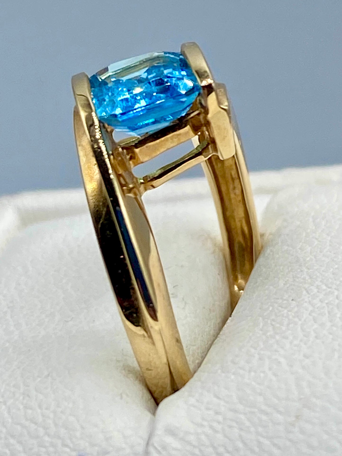 10K Gold Light Blue Topaz Ring