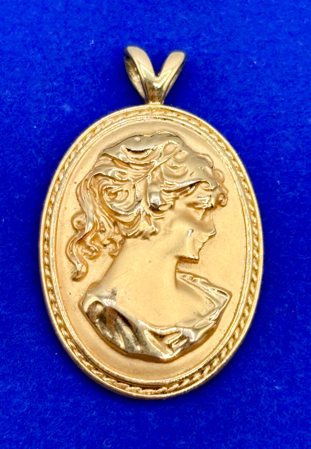 Gold Tone Cameo Pendant
