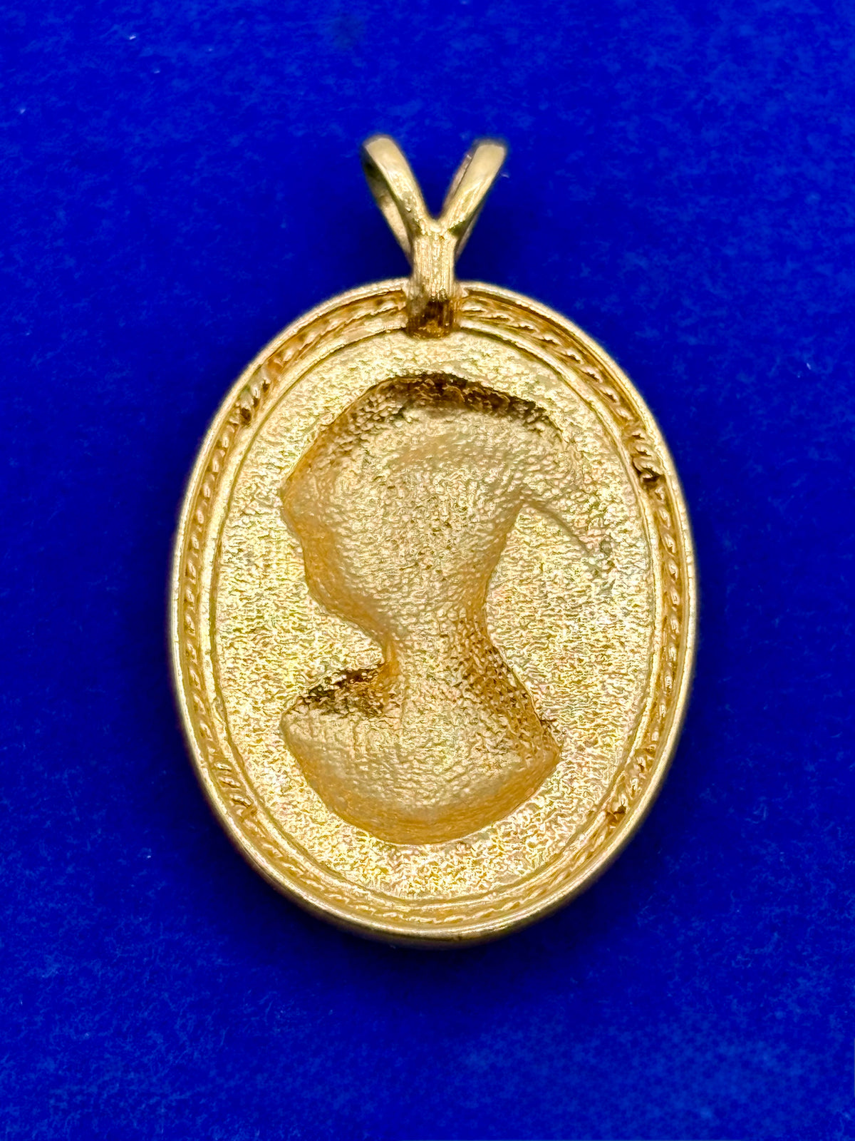 Gold Tone Cameo Pendant